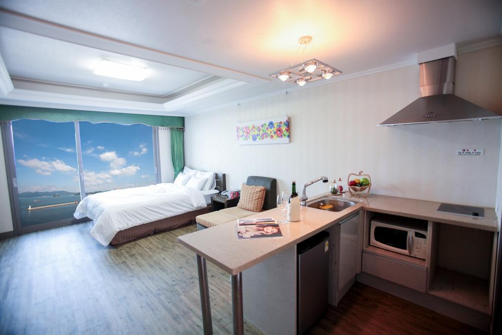 Tongyeong Bay Condo Hotel Exterior photo