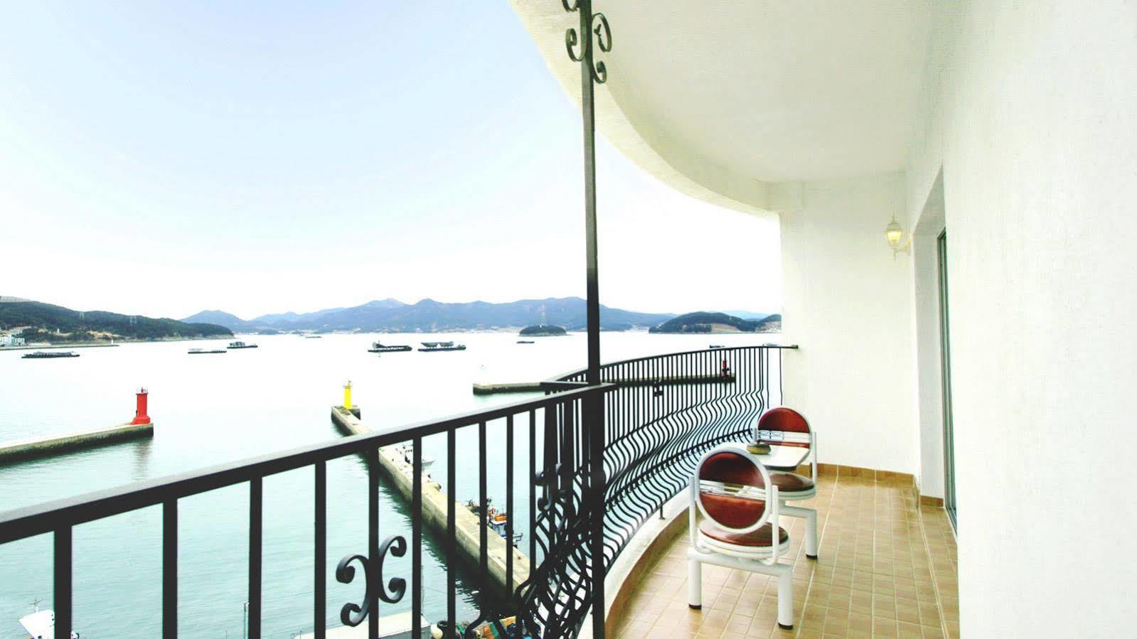 Tongyeong Bay Condo Hotel Exterior photo